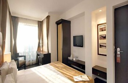 Ballygunge Hotel | Discover Metropole: Family-Friendly Hotel with Dining Options