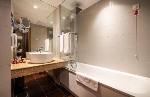 Mladost Hotel | Metropolitan Hotel Sofia: Modern Comfort & Spa Amenities