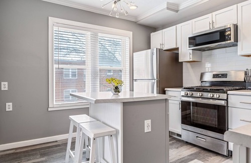 St. Louis Apartment | Metropolitan Retreat: 2BR Apartment with Great Amenities
