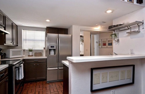 Waller Creek District Condo | Metropolitan Suite: 2 Bedroom Retreat with Breakfast & Kitchen