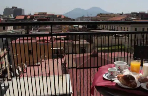 Naples City Centre House | Metropolitana: Relax by the Pool in Comfort and Style
