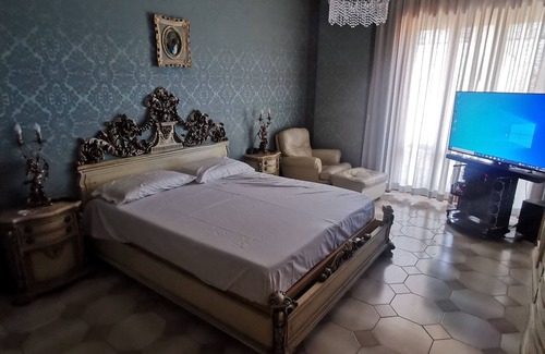 Naples City Centre House | Metropolitana: Relax by the Pool in Comfort and Style