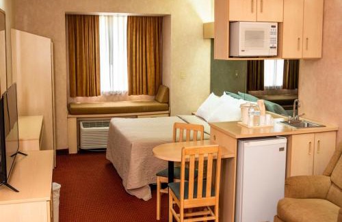San Pedro Sula Hotel | Discover Metrotel Express with Pool & Oceanfront Views