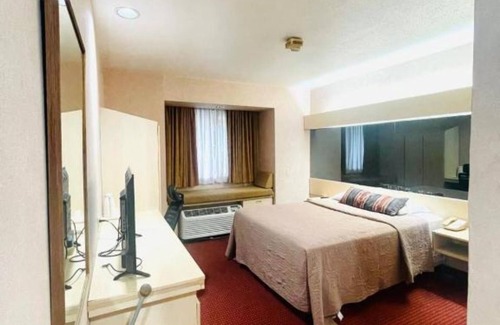 San Pedro Sula Hotel | Discover Metrotel Express: Pool, Spa & Family-Friendly Fun