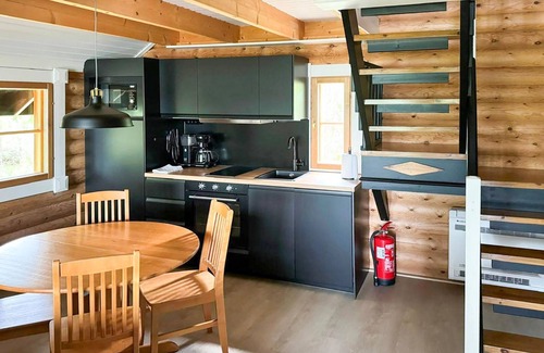 Kinnula House | Stay at Metsä-pihlaja: Lake View & Spa Retreat Awaits!