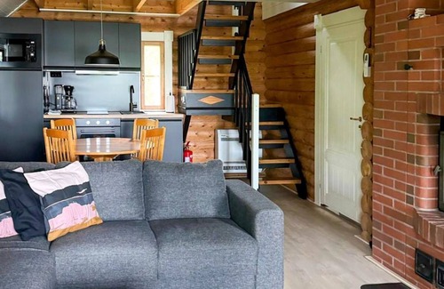 Kinnula House | Stay at Metsä-pihlaja: Lake View & Spa Retreat Awaits!