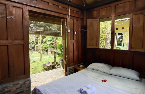 Mendut House | Artful Retreat at Mettaloka Guest House with Breakfast