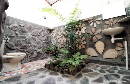 Mendut House | Artful Retreat at Mettaloka Guest House with Breakfast