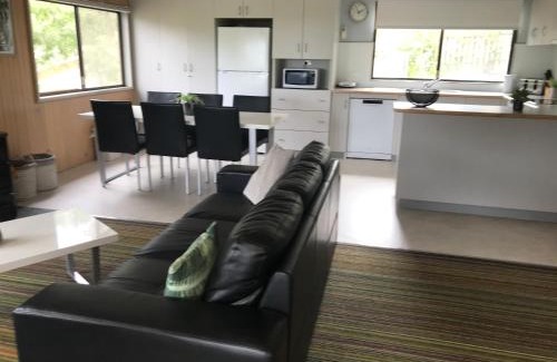 Metung House | Discover the Metung Getaway: Pet-Friendly Retreat Awaits
