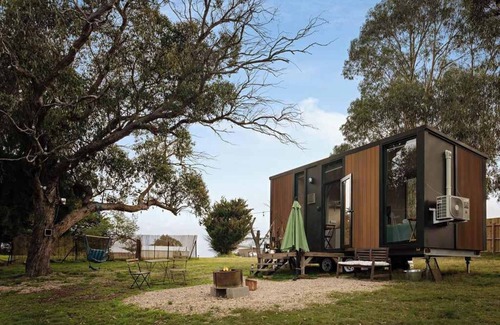 Metung House | Explore Metung Hideaway: Family-Friendly Retreat with Kitchen