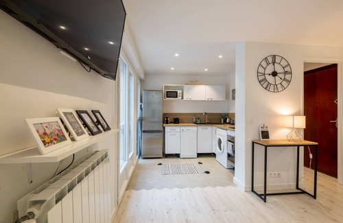 Frejus Plage Apartment | Cozy Retreat Steps from the Beach with Free WiFi & Parking