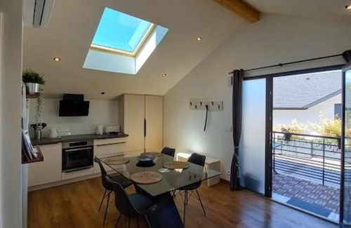 Mures Apartment | Modern Retreat: 3-Star Hotel Near Lakes and Mountains