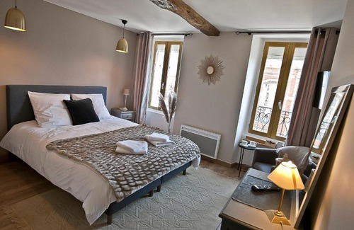 Boulogne-sur-Mer Bed & Breakfast | Guest Rated 9/10: Les Chambres du Beffroi Awaits