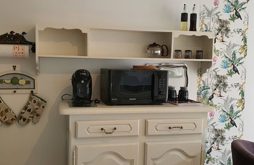 Guernes Cottage | Cozy 3* Holiday Home in Guernes with Lake View Terrace