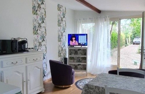 Guernes Cottage | Cozy 3* Holiday Home in Guernes with Lake View Terrace
