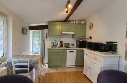 Guernes Cottage | Cozy 3* Holiday Home in Guernes with Lake View Terrace