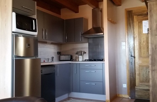 Gap Apartment | Meublé N°5 - Cozy Apartment with Garden View & Kitchen