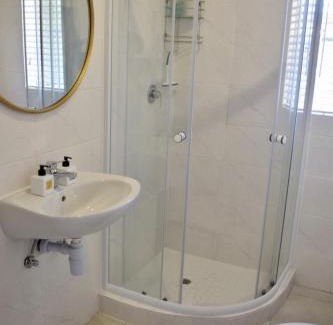 Windhoek West Apartment | Guest Rated 9.3: Mewawa’s Haven with Family-Friendly Dining