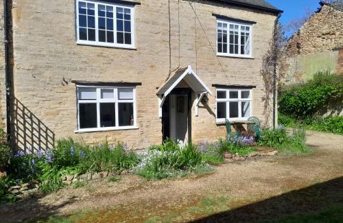 Olney House | Cozy Mews Cottage: Family-Friendly Retreat near Olney Market
