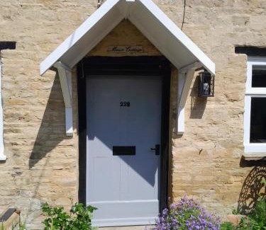 Olney House | Cozy Mews Cottage: Family-Friendly Retreat near Olney Market