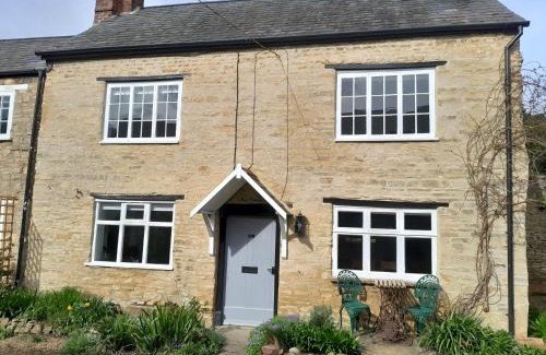 Olney House | Cozy Mews Cottage: Family-Friendly Retreat near Olney Market