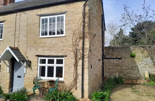 Olney House | Cozy Mews Cottage: Family-Friendly Retreat near Olney Market