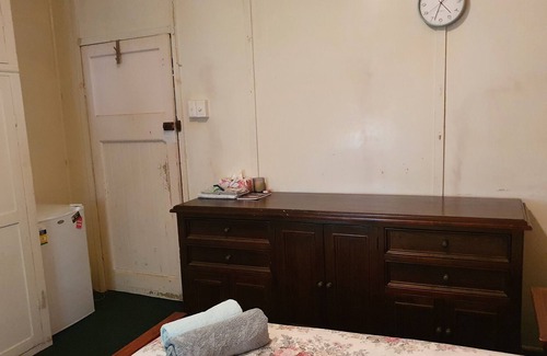 Mount Morgan Bed & Breakfast | Meyenburg House, KayEd Queen Room with shared bathroom