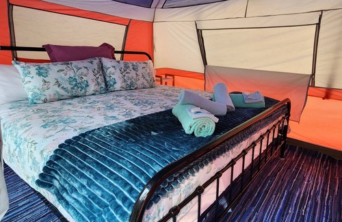 Mount Morgan Bed & Breakfast | Meyenburg King bed tent with shared outdoor shower & wc