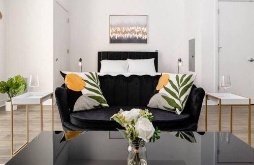 Morton Grove Apartment | MG - Cozy Studio, Fast Wi-Fi, WFH Equipped.