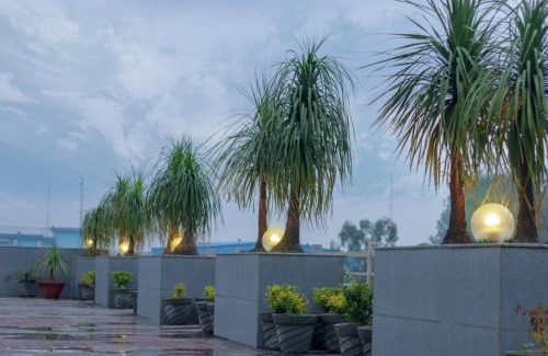 Tirora Hotel | Budget-Friendly Mg Regency with Family Amenities & Dining