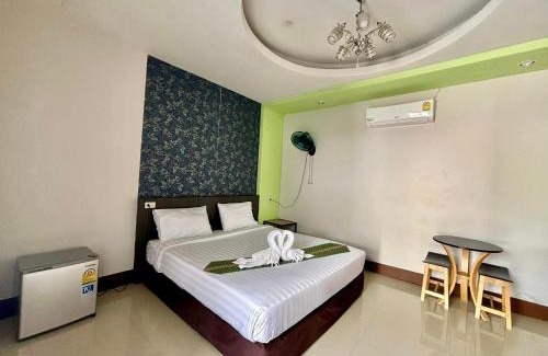 Thung Song Hotel | Cozy Mg Thung Song Hotel with Ocean View & Pool Access