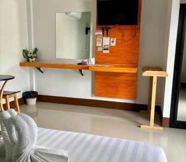Thung Song Hotel | Cozy Mg Thung Song Hotel with Ocean View & Pool Access