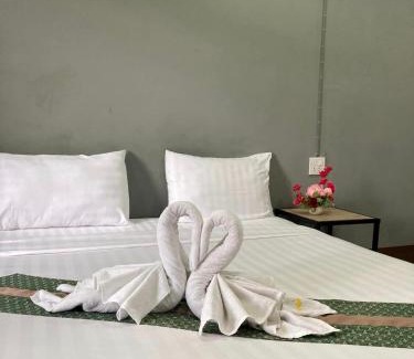 Thung Song Hotel | Cozy Mg Thung Song Hotel with Ocean View & Pool Access