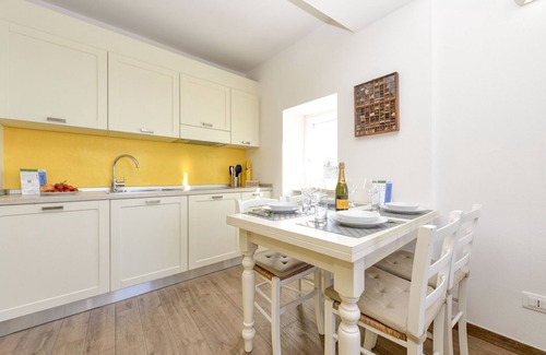 Marciaga Apartment | Scenic MGH Alla Lanterna Apartment with Lake View & Kitchen