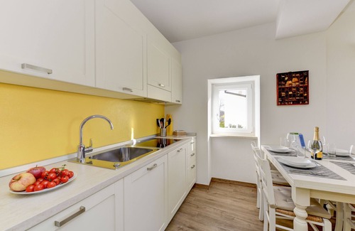 Marciaga Apartment | Scenic MGH Alla Lanterna Apartment with Lake View & Kitchen