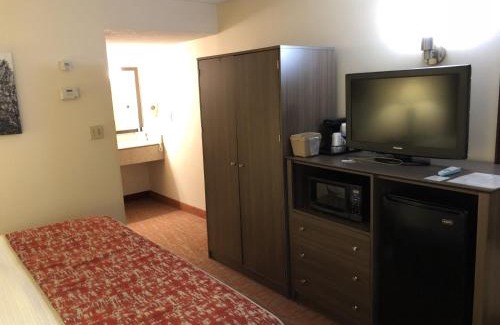 Monmouth Junction Hotel | Budget-Friendly MHO Inn and Suites with Family Amenities