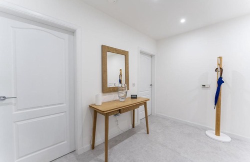 Auchengray House | Experience Comfort at Mhuilinn Apartment - Rated 9.5/10