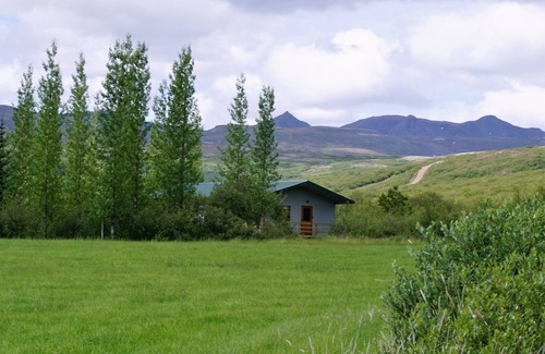 Laugarvatn Apartment | Cozy Miðdalskot Cottages: Family-Friendly with Breakfast