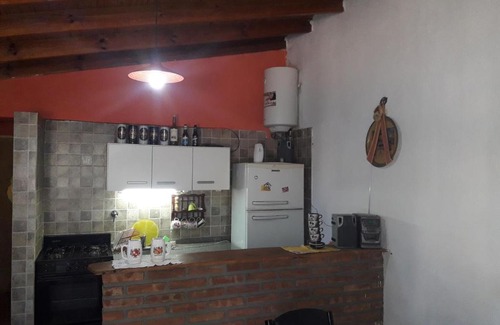 Embalse House | Cozy Mi Cabaña: Pet-Friendly Retreat with Pool & Breakfast