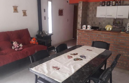 Embalse House | Cozy Mi Cabaña: Pet-Friendly Retreat with Pool & Breakfast