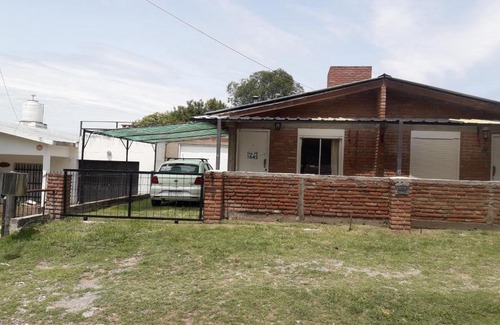 Embalse House | Cozy Mi Cabaña: Pet-Friendly Retreat with Pool & Breakfast