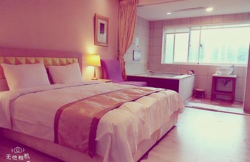 Wulai Hotel | Relax at Mi Jing Garden Spring Resort with Hot Tub & Breakfast