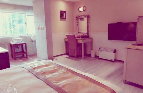 Wulai Hotel | Relax at Mi Jing Garden Spring Resort with Hot Tub & Breakfast