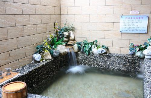 Wulai Hotel | Relax at Mi Jing Garden Spring Resort with Hot Tub & Breakfast