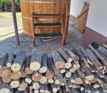 Vardomb House | Mi Kis Lakunk - szállás&dézsa a szőlőhegyen
