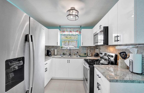 West Little River Apartment | Art Deco Unit in Miami with a Relaxing Hot Tub