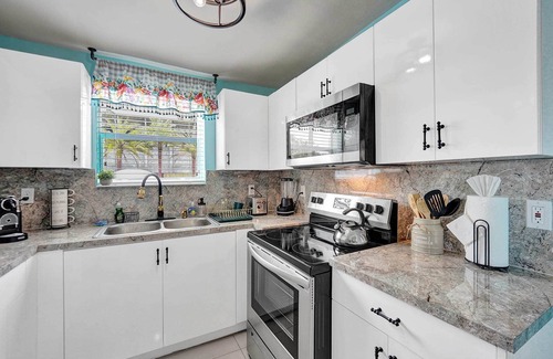 West Little River Apartment | Art Deco Unit in Miami with a Relaxing Hot Tub