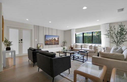 Westchester House | Discover Miami GEM: 4-Star Stay with Family and Pet Perks