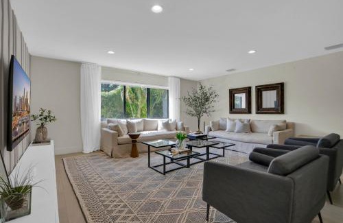 Westchester House | Discover Miami GEM: 4-Star Stay with Family and Pet Perks