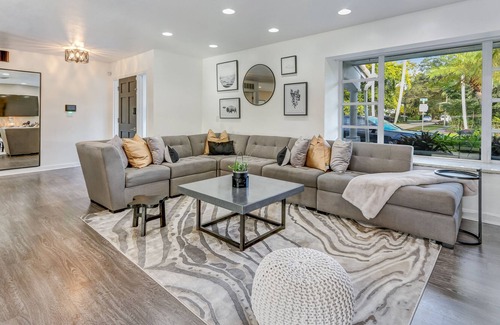Ojus House | Scenic Miami Lakefront Villa with Pool Near the Beach